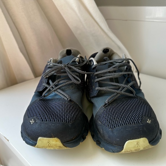 On cloudstratus women’s 7.5 - Picture 3 of 6